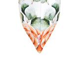 Weisse Kissenhuelle ca. 50x50 cm – Winterdeko mit einem Rotkelchen und orangen gefrosteten Rosen und Zweigen. Detailansicht von der Seite mit beties Label – 100% Baumwolle – Aus der beties Magie des Winters "Frost-Rose Rotkelchen" Kollektion.