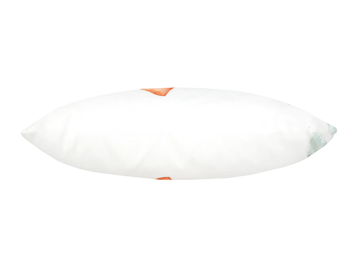 Weisse Kissenhuelle ca. 25x35 cm – Winterdeko mit orangen, gefrosteten Rosen, Kieferzapfen und Zweigen. Ansicht von oben – 100% Baumwolle – Aus der beties Magie des Winters "Frost-Rose" Kollektion.