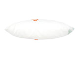 Weisse Kissenhuelle ca. 25x35 cm – Winterdeko mit orangen, gefrosteten Rosen, Kieferzapfen und Zweigen. Ansicht von oben – 100% Baumwolle – Aus der beties Magie des Winters "Frost-Rose" Kollektion.