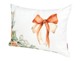 Weisse Kissenhuelle ca. 25x35 cm – Winterdeko mit oranger Schleife, orangen gefrosteten Rosen, Kieferzapfen und Zweigen – 100% Baumwolle – Aus der beties Magie des Winters "Frost-Rose" Kollektion.