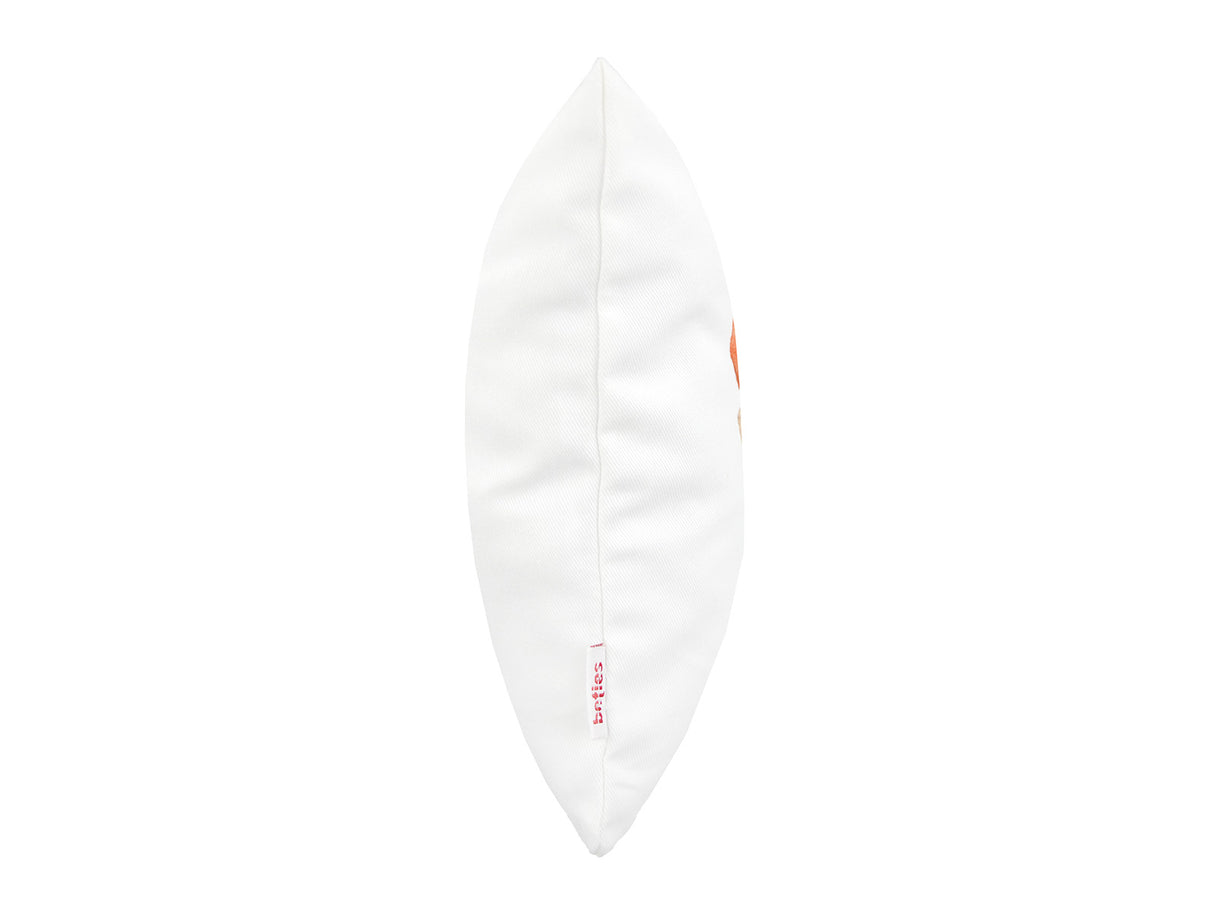 Weisse Kissenhuelle ca. 25x35 cm – Winterdeko mit orangen, gefrosteten Rosen, Kieferzapfen und Zweigen. Ansicht von der Seite – 100% Baumwolle – Aus der beties Magie des Winters "Frost-Rose" Kollektion.
