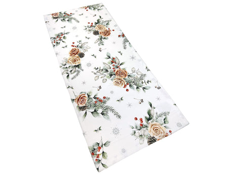 Weisser XS Tischlaeufer – Winterdeko mit gefrosteten Rosen in orange, Tannenzapfen und Zweigen – 100% Baumwolle – aus der beties Magie des Winters "Frost-Rose" Kollektion.