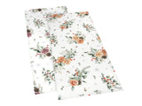 Weisse XS Tischlaeufer – Winterdeko mit gefrosteten Rosen in rosa oder orange, Tannenzapfen und Zweigen – 100% Baumwolle – aus der beties Magie des Winters "Frost-Rose" Kollektion.