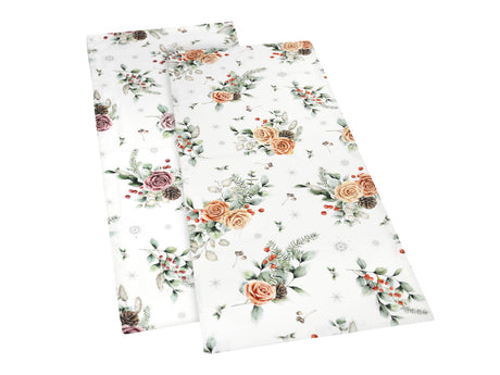 Weisse XS Tischlaeufer – Winterdeko mit gefrosteten Rosen in rosa oder orange, Tannenzapfen und Zweigen – 100% Baumwolle – aus der beties Magie des Winters "Frost-Rose" Kollektion.