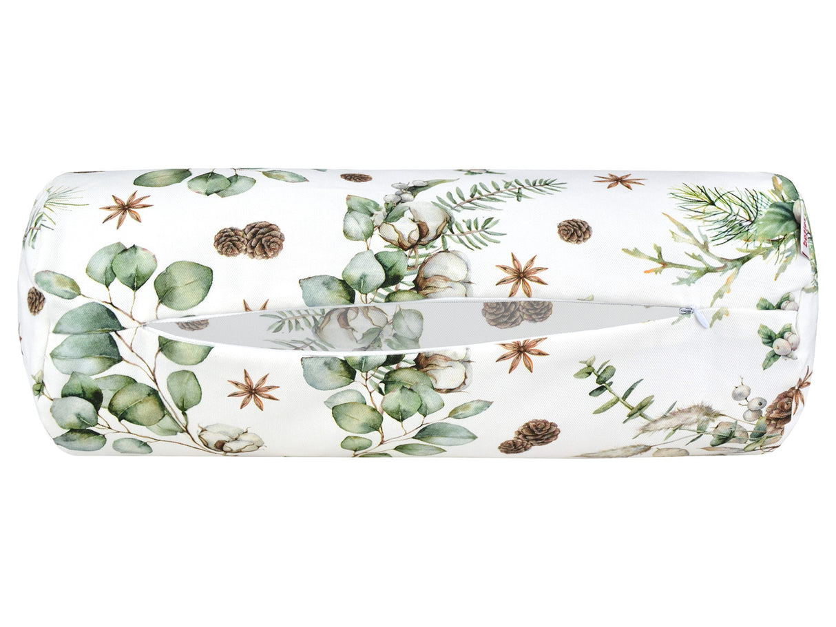 Weisse Nackenrollenhuelle ca. 15x40 cm Ansicht von unten mit geoeffnetem Reissverschluss – Winterdeko mit Tannenzapfen und Zweigen – 100% Baumwolle – aus der beties Kollektion, "Magie des Winters – Moggl"
