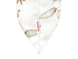 Kissenhuelle ca. 30x50 cm Detailansicht beties Logo – Winterdeko mit Tannenzapfen – 100% Baumwolle – aus der beties Kollektion, Magie des Winters "Moggl"