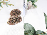 Runde Kissenhuelle ca. 40 cm im Durchmesser Detailaufname Reissverschluss – Winterdeko mit Tannenzapfen – 100% Baumwolle – aus der beties Kollektion Magie des Winters "Moggl"