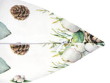 Weisse Kissenhuelle ca. 50x50 cm Detailaufname des Reissverschluss  – Winterdeko mit Tannenzapfen – 100% Baumwolle – aus der beties Kollektion, Magie des Winters "Moggl"