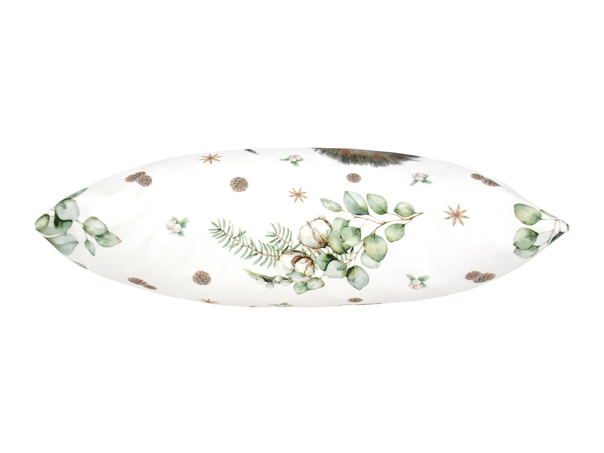 Weisse Kissenhuelle von oben präsentiert, ca. 25x35 cm – Winterdeko liebevoll gestaltet mit Eichhoerchen, Tannenzapfen, Knallbeeren, Sternanis & Eukalyptus – 100% Baumwolle – beties Magie des Winters "Moggl-Hütte"