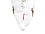 Detailansicht des beties Web-Labels an der Kissenhülle 25x35 cm – Winterdeko liebevoll gestaltet mit Hütte, Rehen, Tannenzapfen, Knallbeeren, Sternanis & Eukalyptus – 100% Baumwolle – beties Magie des Winters "Moggl-Hütte".
