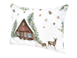Weisse Kissenhuelle ca. 25x35 cm – Winterdeko mit Hütte und Rehen – 100% Baumwolle – aus der beties Magie des Winters "Moggl-Hütte" Kollektion.
