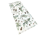 Weisser XS Tischlaeufer ca. 32x74 cm – Winterdeko mit Tannenzapfen – 100% Baumwolle – aus der beties Kollektion, Magie des Winters "Moggl"