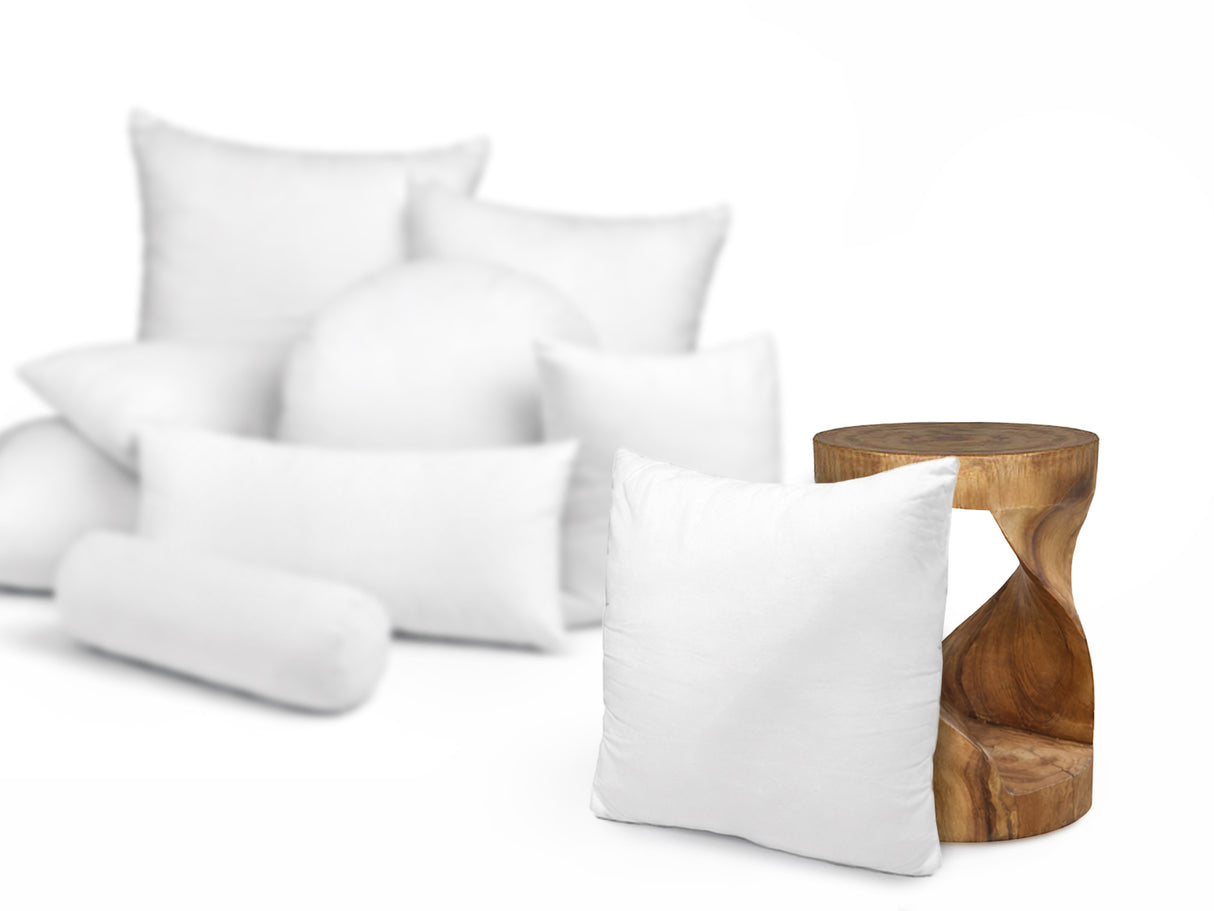  beties Publik Federkissen Fuellkissen 70x70 cm – Groessenvergleich neben einem Holzhocker 