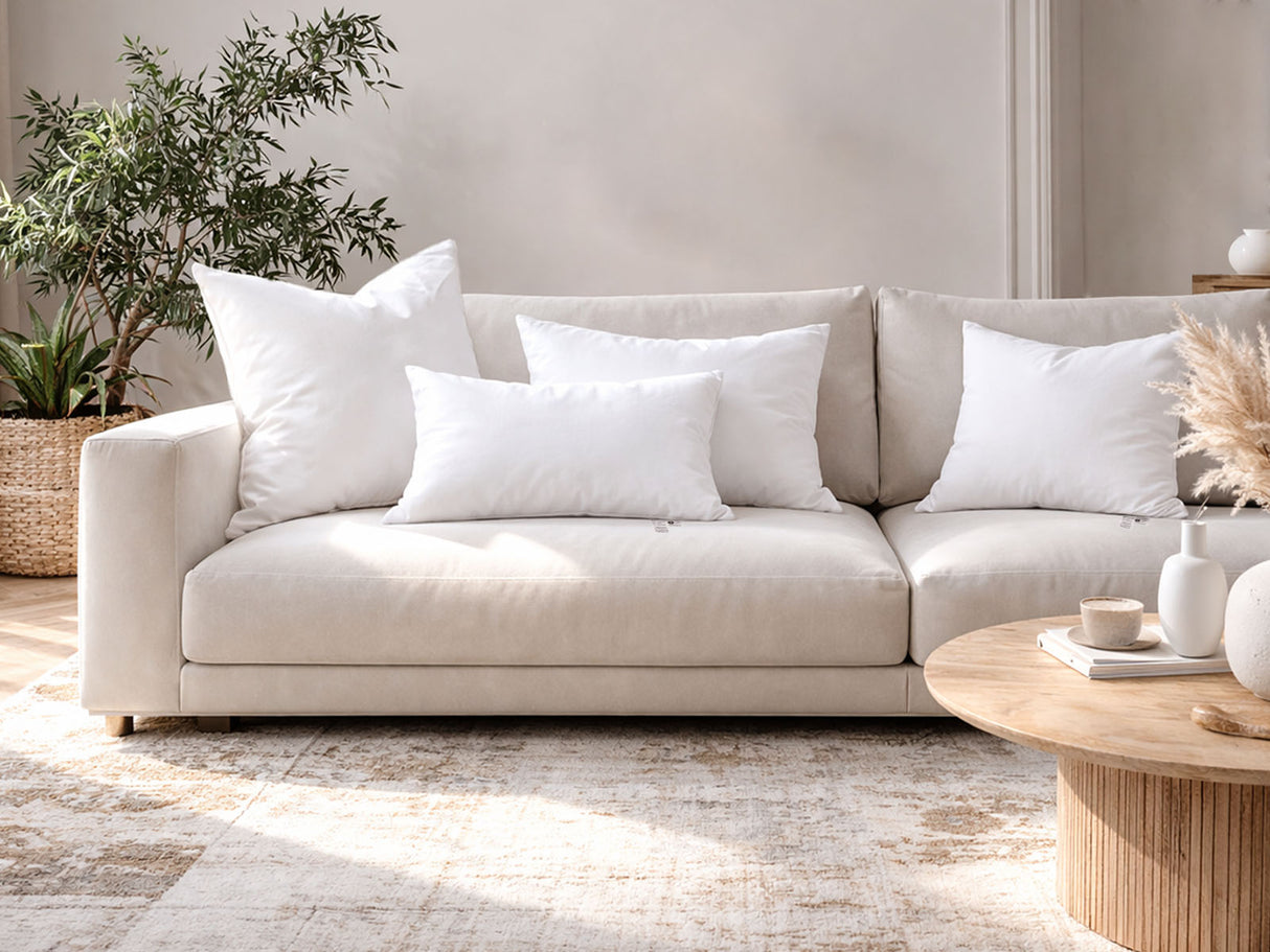  beties Publik Federkissen Fuellkissen – Milieu-Aufnahme mehrere Kissen auf einem Sofa in hellem Wohnzimmer drapiert 
