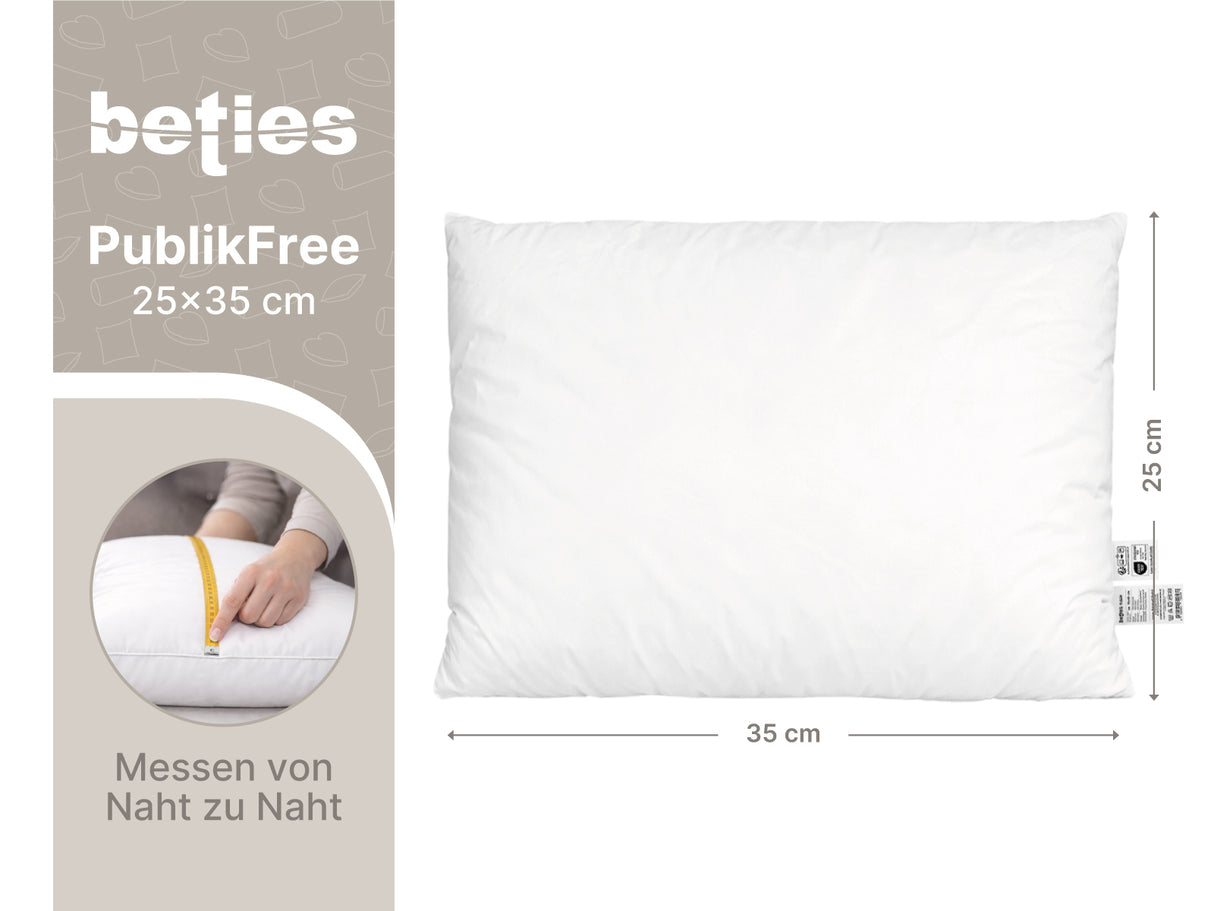 beties PublikFree Polyesterflocken Füllkissen 25x35 cm – Größenvergleich neben einem Holzhocker, veganes Füllkissen Kinderkissen ohne Federn, klassische Füllung
