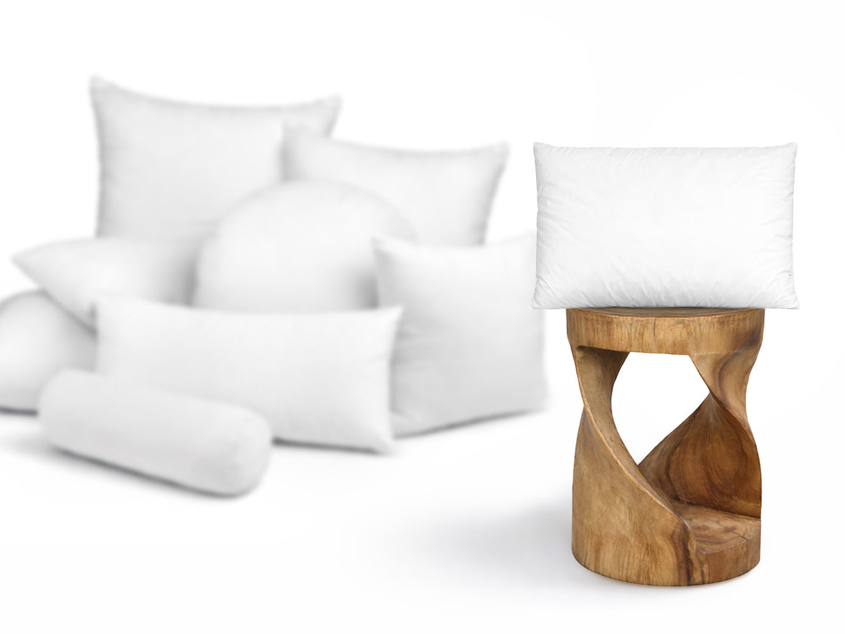 beties PublikFree Polyesterflocken Füllkissen 30x50 cm – Größenvergleich neben einem Holzhocker, veganes Füllkissen ohne Federn, klassische Füllung
