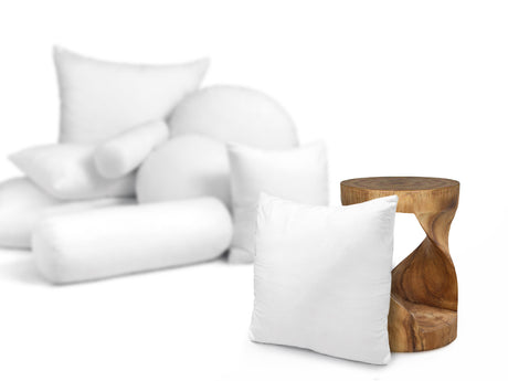 beties PublikFree Polyesterflocken Füllkissen 60x60 cm – Größenvergleich neben einem Holzhocker, veganes Dekokissen ohne Federn, klassische Füllung
