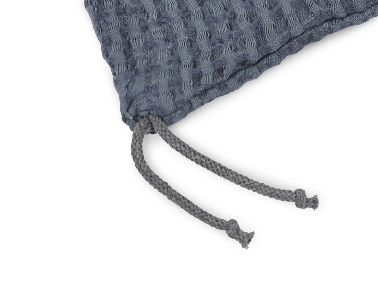 Detailansich des Zug-Bands des Eisbeutel – Kuehlbeutel aus Waffelpique Leinen-Baumwoll-Mix – nordisches Design von beties aus der "PUR.NATURE" Serie. In der Farbe Fjord-blau.