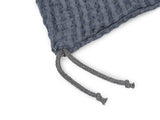 Detailansich des Zug-Bands des Eisbeutel – Kuehlbeutel aus Waffelpique Leinen-Baumwoll-Mix – nordisches Design von beties aus der "PUR.NATURE" Serie. In der Farbe Fjord-blau.