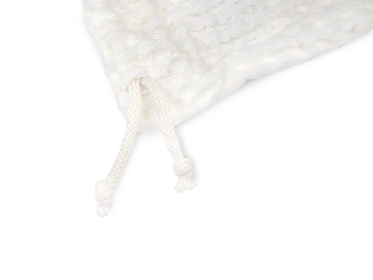 Detailansich des Zug-Bands des Eisbeutel – Kuehlbeutel aus Waffelpique Leinen-Baumwoll-Mix – nordisches Design von beties aus der "PUR.NATURE" Serie. In der Farbe Gletscher-weiss.