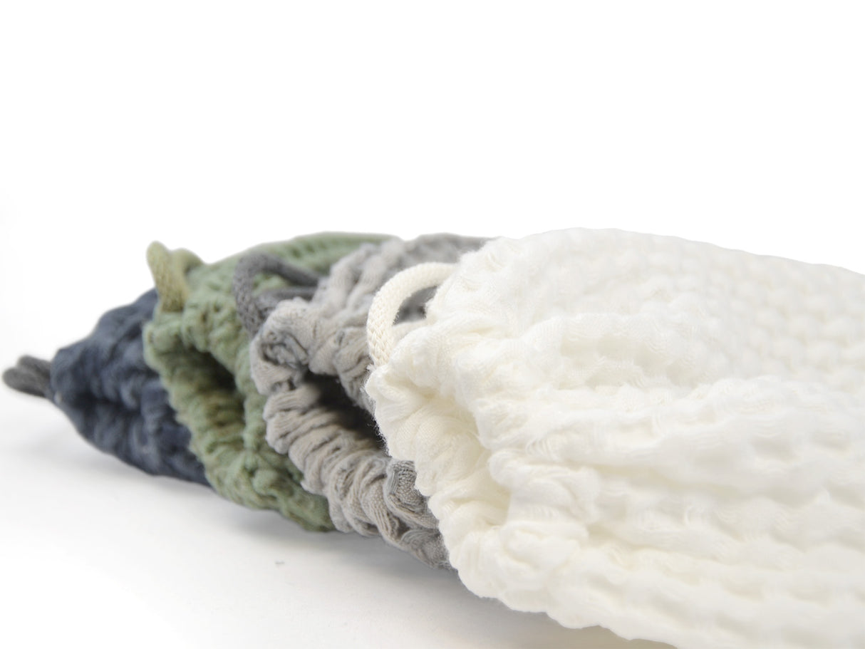 Eisbeutel – Kuehlbeutel aus Waffelpique Leinen-Baumwoll-Mix – nordisches Design von beties aus der "PUR.NATURE" Serie. Detailansicht des Zug-Bands in den Farben Gletscher-weiss, Nebel-grau, Salbei-gruen und Fjord-blau.