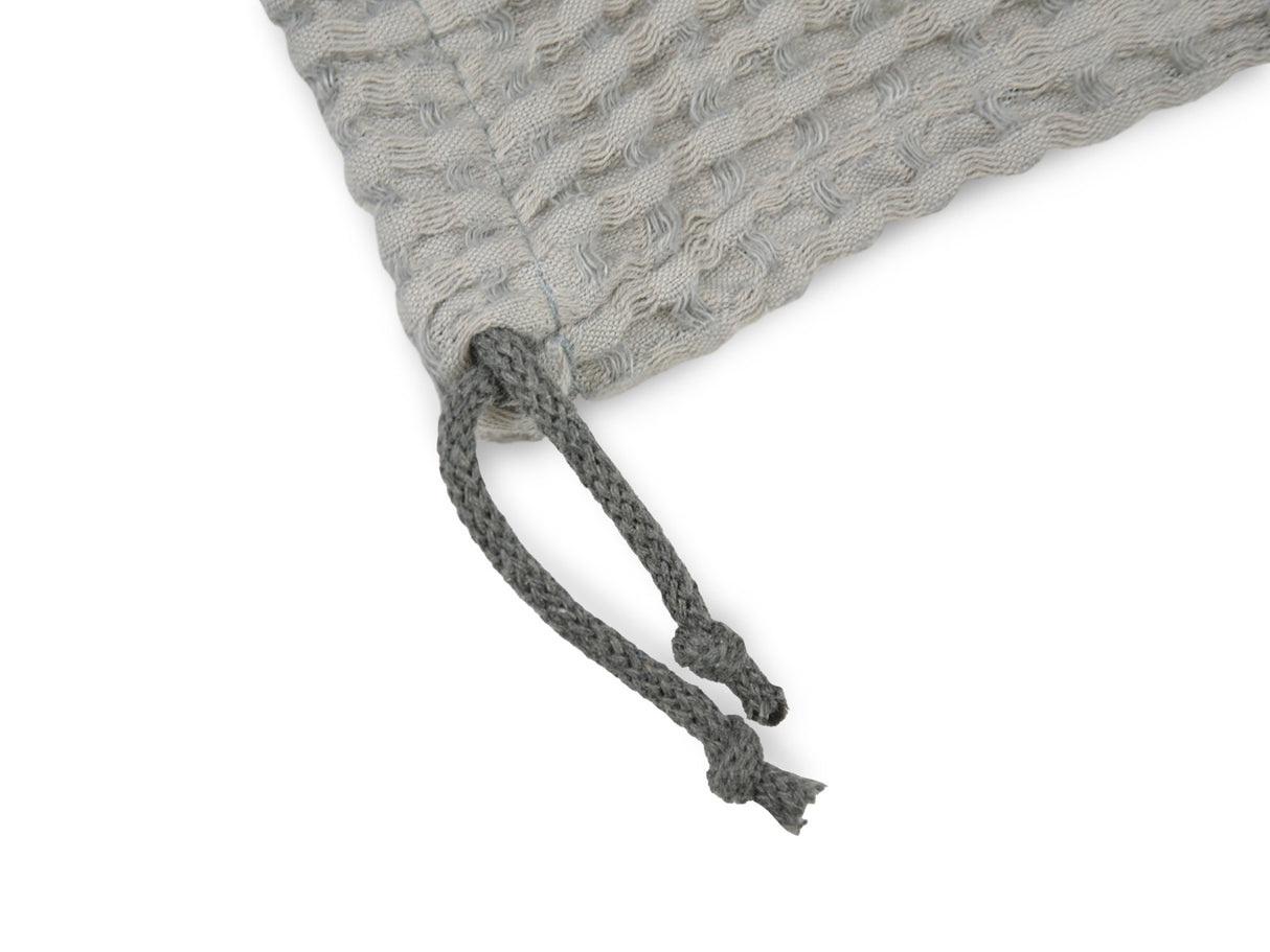 Detailansich des Zug-Bands des Eisbeutel – Kuehlbeutel aus Waffelpique Leinen-Baumwoll-Mix – nordisches Design von beties aus der "PUR.NATURE" Serie. In der Farbe Nebel-grau.