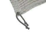 Detailansich des Zug-Bands des Eisbeutel – Kuehlbeutel aus Waffelpique Leinen-Baumwoll-Mix – nordisches Design von beties aus der "PUR.NATURE" Serie. In der Farbe Nebel-grau.