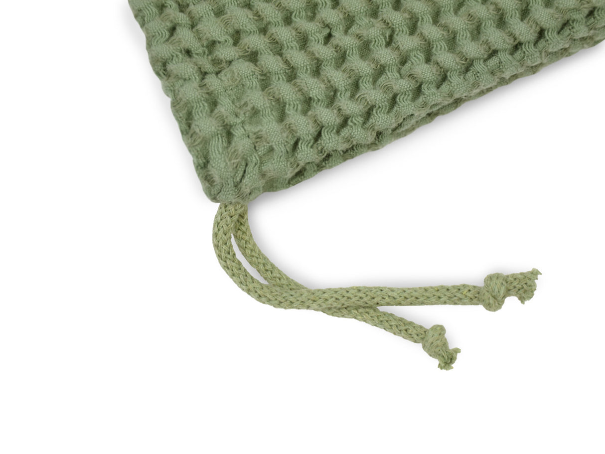 Detailansich des Zug-Bands des Eisbeutel – Kuehlbeutel aus Waffelpique Leinen-Baumwoll-Mix – nordisches Design von beties aus der "PUR.NATURE" Serie. In der Farbe Salbei-gruen.