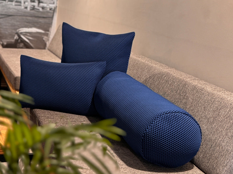 drei blaue beties Rhythm Kissen mit Wabenstruktur