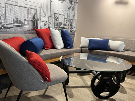 coole Lounge im Bodybuilding Stil mit vielen beties Rhythm Kissen in blau rot weiß