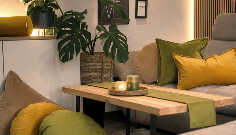 beties Samt&Sonders Millieu im wohnzimmer – Kissenhüllen in den farben Mai-grün, curry und taupe in verschiedenen größen