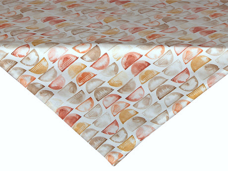 Weisse Mitteldecke, bedruckt mit erdfarbenen, halbrunden Stempelmotiven.